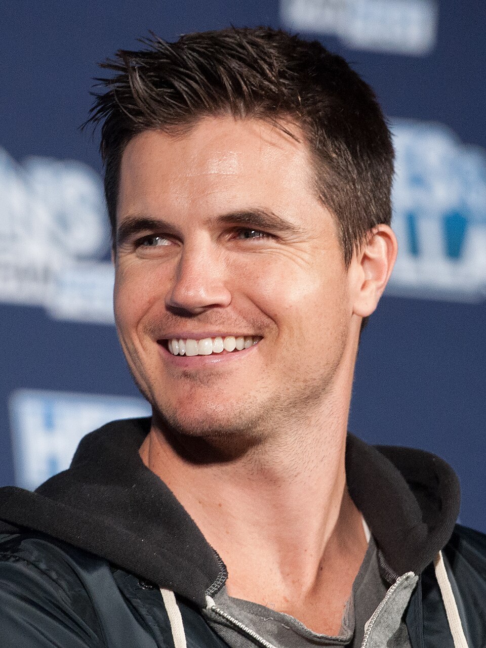 Robbie Amell Net Worth: How The Flash Star Earned His $3 Million Fortune